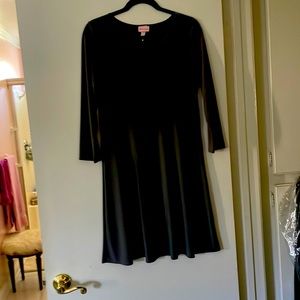 Great looking color block dress.Great for the office with black pumps.